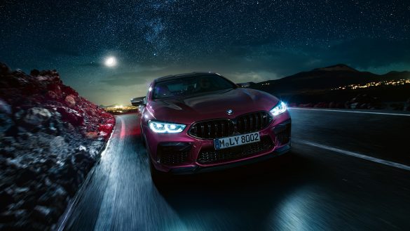 BMW 8er Gran Coupé M von vorne bei Nacht auf der Straße